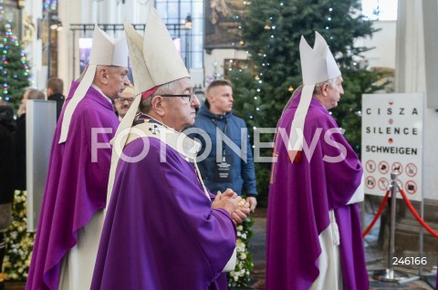 19.01.2019 GDANSK<br />CEREMONIA POGRZEBOWA ZAMORDOWANEGO PREZYDENTA GDANSKA PAWLA ADAMOWICZA W BAZYLICE MARIACKIEJ W GDANSKU<br />PRZENIESIENIE URNY Z PROCHAMI PREZYDENTA ADAMOWICZA DO WNEKI OBOK SALI RAJCOW W BAZYLICE MARIACKIEJ<br />N/Z ARCYBISKUP ABP LESZEK SLAWOJ GLODZ <br /> 
