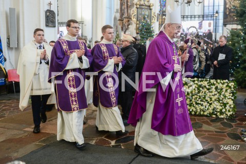  19.01.2019 GDANSK<br />CEREMONIA POGRZEBOWA ZAMORDOWANEGO PREZYDENTA GDANSKA PAWLA ADAMOWICZA W BAZYLICE MARIACKIEJ W GDANSKU<br />PRZENIESIENIE URNY Z PROCHAMI PREZYDENTA ADAMOWICZA DO WNEKI OBOK SALI RAJCOW W BAZYLICE MARIACKIEJ<br />N/Z ARCYBISKUP ABP STANISLAW GADECKI <br /> 