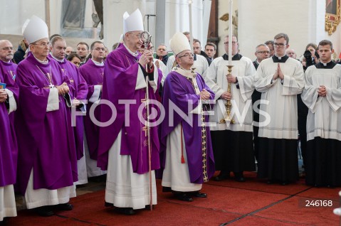 19.01.2019 GDANSK<br />CEREMONIA POGRZEBOWA ZAMORDOWANEGO PREZYDENTA GDANSKA PAWLA ADAMOWICZA W BAZYLICE MARIACKIEJ W GDANSKU<br />PRZENIESIENIE URNY Z PROCHAMI PREZYDENTA ADAMOWICZA DO WNEKI OBOK SALI RAJCOW W BAZYLICE MARIACKIEJ<br />N/Z ARCYBISKUP ABP STANISLAW GADECKI LESZEK SLAWOJ GLODZ <br /> 
