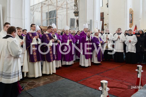  19.01.2019 GDANSK<br />CEREMONIA POGRZEBOWA ZAMORDOWANEGO PREZYDENTA GDANSKA PAWLA ADAMOWICZA W BAZYLICE MARIACKIEJ W GDANSKU<br />PRZENIESIENIE URNY Z PROCHAMI PREZYDENTA ADAMOWICZA DO WNEKI OBOK SALI RAJCOW W BAZYLICE MARIACKIEJ<br />N/Z ARCYBISKUP ABP STANISLAW GADECKI LESZEK SLAWOJ GLODZ <br /> 