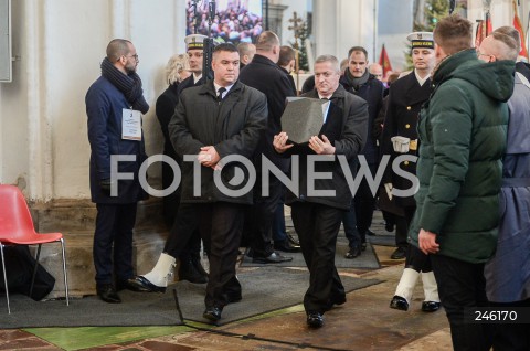  19.01.2019 GDANSK<br />CEREMONIA POGRZEBOWA ZAMORDOWANEGO PREZYDENTA GDANSKA PAWLA ADAMOWICZA W BAZYLICE MARIACKIEJ W GDANSKU<br />PRZENIESIENIE URNY Z PROCHAMI PREZYDENTA ADAMOWICZA DO WNEKI OBOK SALI RAJCOW W BAZYLICE MARIACKIEJ<br />N/Z URNA <br /> 