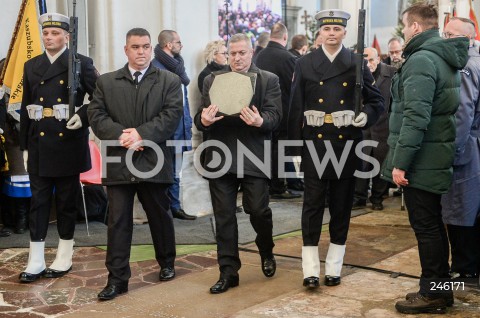  19.01.2019 GDANSK<br />CEREMONIA POGRZEBOWA ZAMORDOWANEGO PREZYDENTA GDANSKA PAWLA ADAMOWICZA W BAZYLICE MARIACKIEJ W GDANSKU<br />PRZENIESIENIE URNY Z PROCHAMI PREZYDENTA ADAMOWICZA DO WNEKI OBOK SALI RAJCOW W BAZYLICE MARIACKIEJ<br />N/Z URNA <br /> 