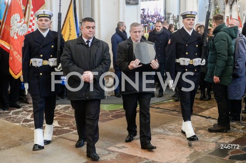  19.01.2019 GDANSK<br />CEREMONIA POGRZEBOWA ZAMORDOWANEGO PREZYDENTA GDANSKA PAWLA ADAMOWICZA W BAZYLICE MARIACKIEJ W GDANSKU<br />PRZENIESIENIE URNY Z PROCHAMI PREZYDENTA ADAMOWICZA DO WNEKI OBOK SALI RAJCOW W BAZYLICE MARIACKIEJ<br />N/Z URNA <br /> 
