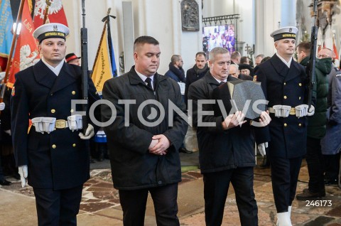  19.01.2019 GDANSK<br />CEREMONIA POGRZEBOWA ZAMORDOWANEGO PREZYDENTA GDANSKA PAWLA ADAMOWICZA W BAZYLICE MARIACKIEJ W GDANSKU<br />PRZENIESIENIE URNY Z PROCHAMI PREZYDENTA ADAMOWICZA DO WNEKI OBOK SALI RAJCOW W BAZYLICE MARIACKIEJ<br />N/Z URNA <br /> 