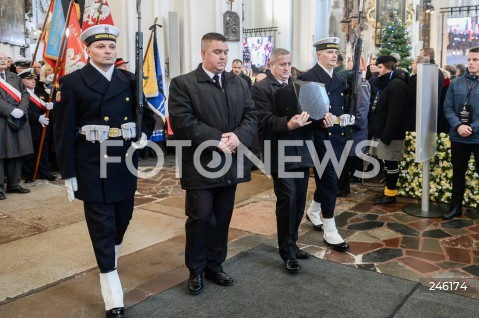 19.01.2019 GDANSK<br />CEREMONIA POGRZEBOWA ZAMORDOWANEGO PREZYDENTA GDANSKA PAWLA ADAMOWICZA W BAZYLICE MARIACKIEJ W GDANSKU<br />PRZENIESIENIE URNY Z PROCHAMI PREZYDENTA ADAMOWICZA DO WNEKI OBOK SALI RAJCOW W BAZYLICE MARIACKIEJ<br />N/Z URNA <br /> 
