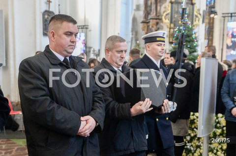  19.01.2019 GDANSK<br />CEREMONIA POGRZEBOWA ZAMORDOWANEGO PREZYDENTA GDANSKA PAWLA ADAMOWICZA W BAZYLICE MARIACKIEJ W GDANSKU<br />PRZENIESIENIE URNY Z PROCHAMI PREZYDENTA ADAMOWICZA DO WNEKI OBOK SALI RAJCOW W BAZYLICE MARIACKIEJ<br />N/Z URNA <br /> 