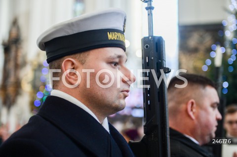  19.01.2019 GDANSK<br />CEREMONIA POGRZEBOWA ZAMORDOWANEGO PREZYDENTA GDANSKA PAWLA ADAMOWICZA W BAZYLICE MARIACKIEJ W GDANSKU<br />PRZENIESIENIE URNY Z PROCHAMI PREZYDENTA ADAMOWICZA DO WNEKI OBOK SALI RAJCOW W BAZYLICE MARIACKIEJ<br />N/Z MARYNARKA WOJENNA <br /> 