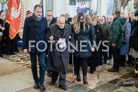  19.01.2019 GDANSK<br />CEREMONIA POGRZEBOWA ZAMORDOWANEGO PREZYDENTA GDANSKA PAWLA ADAMOWICZA W BAZYLICE MARIACKIEJ W GDANSKU<br />PRZENIESIENIE URNY Z PROCHAMI PREZYDENTA ADAMOWICZA DO WNEKI OBOK SALI RAJCOW W BAZYLICE MARIACKIEJ<br />N/Z RYSZARD ADAMOWICZ OJCIEC TATO TATA PREZYDENTA PAWLA ADAMOWICZA <br /> 