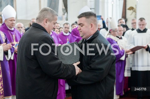 19.01.2019 GDANSK<br />CEREMONIA POGRZEBOWA ZAMORDOWANEGO PREZYDENTA GDANSKA PAWLA ADAMOWICZA W BAZYLICE MARIACKIEJ W GDANSKU<br />PRZENIESIENIE URNY Z PROCHAMI PREZYDENTA ADAMOWICZA DO WNEKI OBOK SALI RAJCOW W BAZYLICE MARIACKIEJ<br />N/Z URNA <br /> 