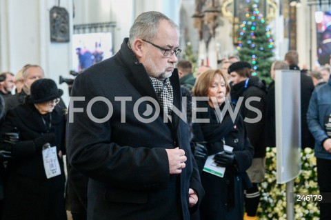  19.01.2019 GDANSK<br />CEREMONIA POGRZEBOWA ZAMORDOWANEGO PREZYDENTA GDANSKA PAWLA ADAMOWICZA W BAZYLICE MARIACKIEJ W GDANSKU<br />PRZENIESIENIE URNY Z PROCHAMI PREZYDENTA ADAMOWICZA DO WNEKI OBOK SALI RAJCOW W BAZYLICE MARIACKIEJ<br />N/Z PIOTR ADAMOWICZ - BRAT PREZYDENTA PAWLA ADAMOWICZA <br /> 