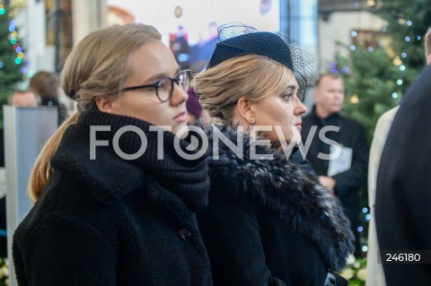  19.01.2019 GDANSK<br />CEREMONIA POGRZEBOWA ZAMORDOWANEGO PREZYDENTA GDANSKA PAWLA ADAMOWICZA W BAZYLICE MARIACKIEJ W GDANSKU<br />PRZENIESIENIE URNY Z PROCHAMI PREZYDENTA ADAMOWICZA DO WNEKI OBOK SALI RAJCOW W BAZYLICE MARIACKIEJ<br />N/Z MAGDALENA ADAMOWICZ ZONA ANTONINA ADAMOWICZ CORKA PREZYDENTA PAWLA ADAMOWICZA <br /> 