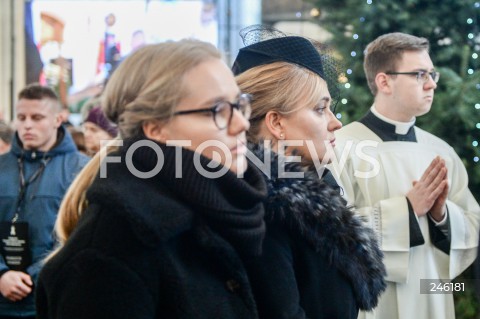  19.01.2019 GDANSK<br />CEREMONIA POGRZEBOWA ZAMORDOWANEGO PREZYDENTA GDANSKA PAWLA ADAMOWICZA W BAZYLICE MARIACKIEJ W GDANSKU<br />PRZENIESIENIE URNY Z PROCHAMI PREZYDENTA ADAMOWICZA DO WNEKI OBOK SALI RAJCOW W BAZYLICE MARIACKIEJ<br />N/Z MAGDALENA ADAMOWICZ ZONA ANTONINA ADAMOWICZ CORKA PREZYDENTA PAWLA ADAMOWICZA <br /> 