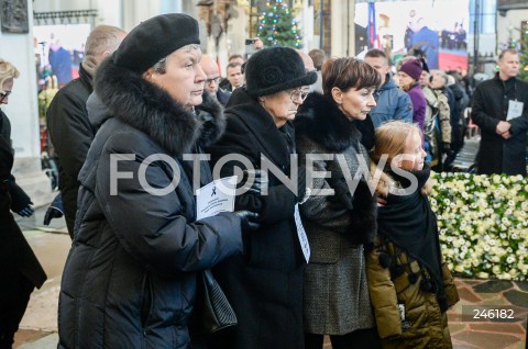  19.01.2019 GDANSK<br />CEREMONIA POGRZEBOWA ZAMORDOWANEGO PREZYDENTA GDANSKA PAWLA ADAMOWICZA W BAZYLICE MARIACKIEJ W GDANSKU<br />PRZENIESIENIE URNY Z PROCHAMI PREZYDENTA ADAMOWICZA DO WNEKI OBOK SALI RAJCOW W BAZYLICE MARIACKIEJ<br />N/Z RODZINA PREZYDENTA PAWLA ADAMOWICZA<br /> 