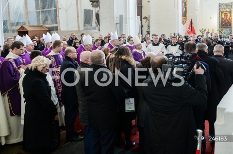  19.01.2019 GDANSK<br />CEREMONIA POGRZEBOWA ZAMORDOWANEGO PREZYDENTA GDANSKA PAWLA ADAMOWICZA W BAZYLICE MARIACKIEJ W GDANSKU<br />PRZENIESIENIE URNY Z PROCHAMI PREZYDENTA ADAMOWICZA DO WNEKI OBOK SALI RAJCOW W BAZYLICE MARIACKIEJ<br />N/Z BISKUPI DUCHOWNI KSIEZA MEDIA DZIENNIKARZE<br /> 