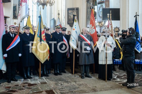  19.01.2019 GDANSK<br />CEREMONIA POGRZEBOWA ZAMORDOWANEGO PREZYDENTA GDANSKA PAWLA ADAMOWICZA W BAZYLICE MARIACKIEJ W GDANSKU<br />PRZENIESIENIE URNY Z PROCHAMI PREZYDENTA ADAMOWICZA DO WNEKI OBOK SALI RAJCOW W BAZYLICE MARIACKIEJ<br />N/Z POCZTY SZTANDAROWE<br /> 