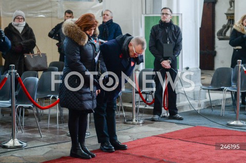 19.01.2019 GDANSK<br />CEREMONIA POGRZEBOWA ZAMORDOWANEGO PREZYDENTA GDANSKA PAWLA ADAMOWICZA W BAZYLICE MARIACKIEJ W GDANSKU<br /><br />N/Z JUREK JERZY OWSIAK Z ZONA LIDIA NIEDZWIECKA OWSIAK HOLD POKLON<br /> 
