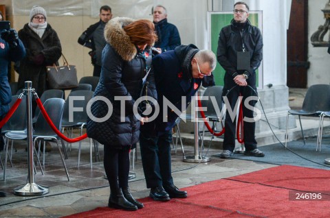  19.01.2019 GDANSK<br />CEREMONIA POGRZEBOWA ZAMORDOWANEGO PREZYDENTA GDANSKA PAWLA ADAMOWICZA W BAZYLICE MARIACKIEJ W GDANSKU<br /><br />N/Z JUREK JERZY OWSIAK Z ZONA LIDIA NIEDZWIECKA OWSIAK HOLD POKLON<br /> 