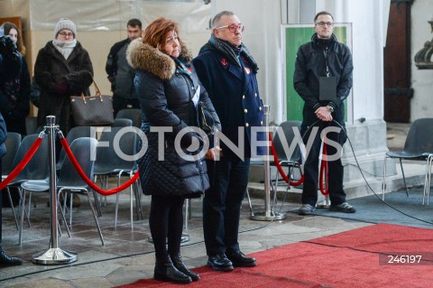  19.01.2019 GDANSK<br />CEREMONIA POGRZEBOWA ZAMORDOWANEGO PREZYDENTA GDANSKA PAWLA ADAMOWICZA W BAZYLICE MARIACKIEJ W GDANSKU<br /><br />N/Z JUREK JERZY OWSIAK Z ZONA LIDIA NIEDZWIECKA OWSIAK HOLD POKLON<br /> 