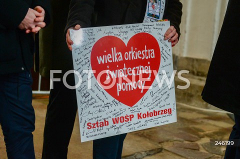  19.01.2019 GDANSK<br />CEREMONIA POGRZEBOWA ZAMORDOWANEGO PREZYDENTA GDANSKA PAWLA ADAMOWICZA W BAZYLICE MARIACKIEJ W GDANSKU<br /><br />N/Z SERDUSZKO SERCE WOSP WIELKA ORKIESTRA SWIATECZNEJ POMOCY<br /> 