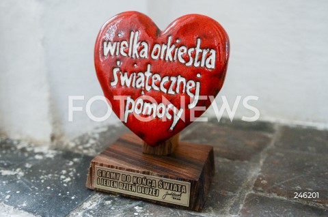  19.01.2019 GDANSK<br />CEREMONIA POGRZEBOWA ZAMORDOWANEGO PREZYDENTA GDANSKA PAWLA ADAMOWICZA W BAZYLICE MARIACKIEJ W GDANSKU<br /><br />N/Z SERDUSZKO SERCE WOSP WIELKA ORKIESTRA SWIATECZNEJ POMOCY<br /> 