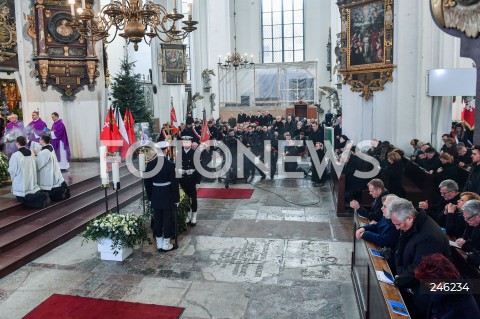  19.01.2019 GDANSK<br />CEREMONIA POGRZEBOWA ZAMORDOWANEGO PREZYDENTA GDANSKA PAWLA ADAMOWICZA W BAZYLICE MARIACKIEJ W GDANSKU<br />N/Z DZIENNIKARZE OLTARZ URNA<br /> 