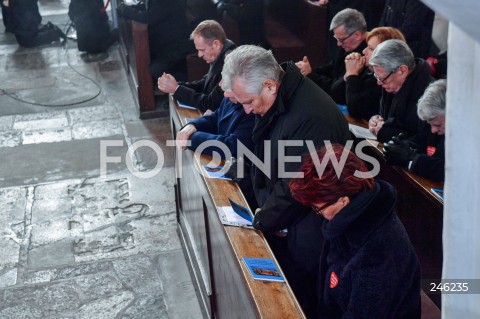  19.01.2019 GDANSK<br />CEREMONIA POGRZEBOWA ZAMORDOWANEGO PREZYDENTA GDANSKA PAWLA ADAMOWICZA W BAZYLICE MARIACKIEJ W GDANSKU<br />N/Z DONALD TUSK ALEKSANDER KWASNIEWSKI JOLANTA KWASNIEWSKA<br /> 