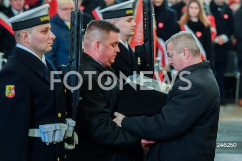  19.01.2019 GDANSK<br />CEREMONIA POGRZEBOWA ZAMORDOWANEGO PREZYDENTA GDANSKA PAWLA ADAMOWICZA W BAZYLICE MARIACKIEJ W GDANSKU<br />N/Z URNA PRZENIESIENIE<br /> 
