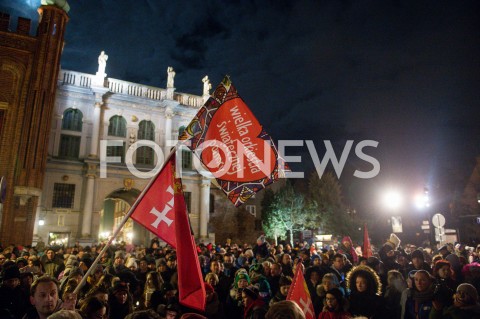  20.01.2019 GDANSK<br />SWIATELKO DO NIEBA DLA TRAGICZNIE ZAMORDOWANEGO PREZYDENTA GDANSKA PAWLA ADAMOWICZA<br />N/Z LUDZIE ZEBRANI NA TARGU WEGLOWYM FLAGA GDANSK FLAGA WIELKIA ORKIESTRA SWIATECZNEJ POMOCY<br /> 
