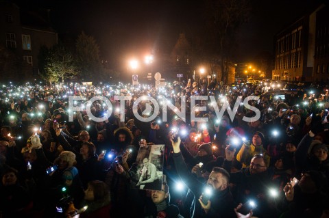  20.01.2019 GDANSK<br />SWIATELKO DO NIEBA DLA TRAGICZNIE ZAMORDOWANEGO PREZYDENTA GDANSKA PAWLA ADAMOWICZA<br />N/Z LUDZIE ZEBRANI NA TARGU WEGLOWYM<br /> 
