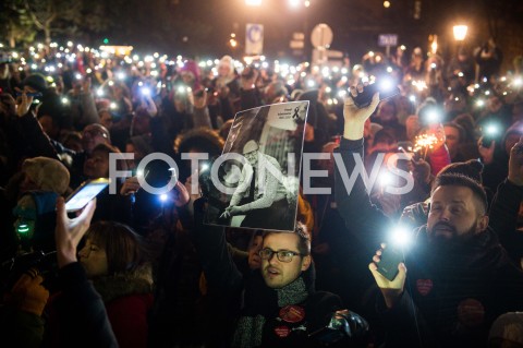  20.01.2019 GDANSK<br />SWIATELKO DO NIEBA DLA TRAGICZNIE ZAMORDOWANEGO PREZYDENTA GDANSKA PAWLA ADAMOWICZA<br />N/Z LUDZIE ZEBRANI NA TARGU WEGLOWYM MEZCZYZNA Z PORTRETEM PAWEL ADAMOWICZ<br /> 