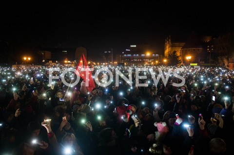  20.01.2019 GDANSK<br />SWIATELKO DO NIEBA DLA TRAGICZNIE ZAMORDOWANEGO PREZYDENTA GDANSKA PAWLA ADAMOWICZA<br />N/Z LUDZIE ZEBRANI NA TARGU WEGLOWYM<br /> 