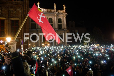  20.01.2019 GDANSK<br />SWIATELKO DO NIEBA DLA TRAGICZNIE ZAMORDOWANEGO PREZYDENTA GDANSKA PAWLA ADAMOWICZA<br />N/Z LUDZIE ZEBRANI NA TARGU WEGLOWYM<br /> 