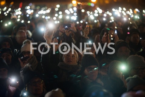  20.01.2019 GDANSK<br />SWIATELKO DO NIEBA DLA TRAGICZNIE ZAMORDOWANEGO PREZYDENTA GDANSKA PAWLA ADAMOWICZA<br />N/Z LUDZIE ZEBRANI NA TARGU WEGLOWYM<br /> 