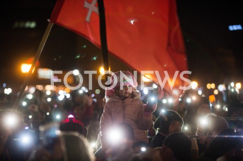  20.01.2019 GDANSK<br />SWIATELKO DO NIEBA DLA TRAGICZNIE ZAMORDOWANEGO PREZYDENTA GDANSKA PAWLA ADAMOWICZA<br />N/Z LUDZIE ZEBRANI NA TARGU WEGLOWYM<br /> 