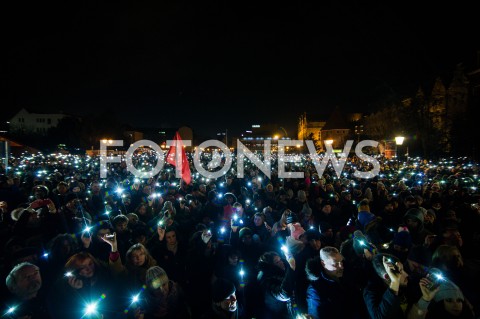  20.01.2019 GDANSK<br />SWIATELKO DO NIEBA DLA TRAGICZNIE ZAMORDOWANEGO PREZYDENTA GDANSKA PAWLA ADAMOWICZA<br />N/Z LUDZIE ZEBRANI NA TARGU WEGLOWYM<br /> 