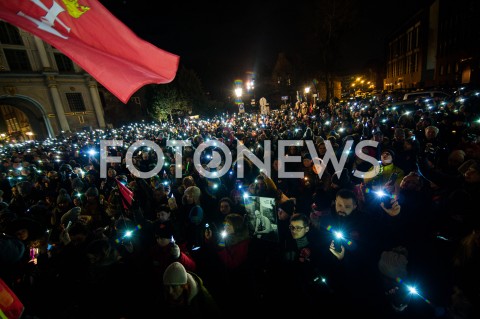  20.01.2019 GDANSK<br />SWIATELKO DO NIEBA DLA TRAGICZNIE ZAMORDOWANEGO PREZYDENTA GDANSKA PAWLA ADAMOWICZA<br />N/Z LUDZIE ZEBRANI NA TARGU WEGLOWYM<br /> 