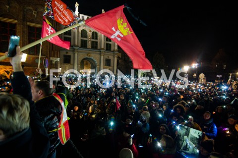  20.01.2019 GDANSK<br />SWIATELKO DO NIEBA DLA TRAGICZNIE ZAMORDOWANEGO PREZYDENTA GDANSKA PAWLA ADAMOWICZA<br />N/Z LUDZIE ZEBRANI NA TARGU WEGLOWYM<br /> 
