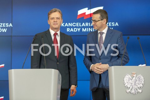  22.01.2019 WARSZAWA<br />SPOTKANIE PREMIERA MATEUSZA MORAWIECKIEGO Z MARKUSEM SCHAFEREM Z MERCEDES BENZ<br />OGLOSZENIE DECYZJI WS. ROZPOCZECIA PRODUKCJI BATERII ELEKTRYCZNYCH PRZEZ MERCEDES-BENZ CARS W FABRYCE W JAWORZE NA DOLNYM SLASKU<br />N/Z PREMIER MATEUSZ MORAWIECKI MARKUS SCHAFER<br /> 