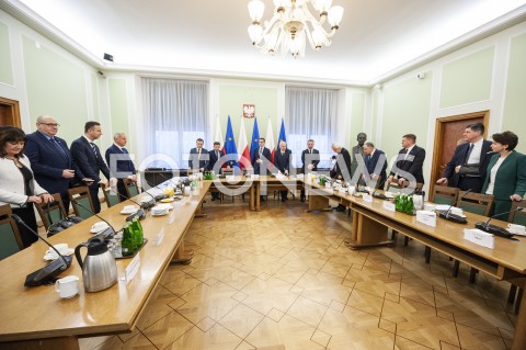  25.01.2019 WARSZAWA SEJM<br />SPOTKANIE PREMIERA Z PRZEDSTAWICIELAMI UGRUPOWAN OPOZYCYJNYCH<br />N/Z PREMIER MATEUSZ MORAWIECKI RYSZARD TERLECKI MICHAL DWORCZYK MONIKA ROSA PAWEL PUDLOWSKI ZBIGNIEW ZIOBRO WLADYSLAW KOSINIAK KAMYSZ SLAWOMIR NEUMANN PIOTR ZGORZELSKI<br /> 