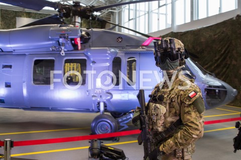  25.01.2019 MIELEC <br />PODPISANIE UMOWY NA ZAKUP CZTERECH NOWYCH SMIGLOWCOW BLACK HAWK DLA POLSKIEJ ARMII WYPRODUKOWANYCH PRZEZ POLSKIE ZAKLADY LOTNICZE W MIELCU <br />N/Z ZDJECIE ILUSTRACYJNE ILUSTRANT ZOLNIERZ WOJSKO POLSKIE SLUZBY SPECJALNE<br /> 