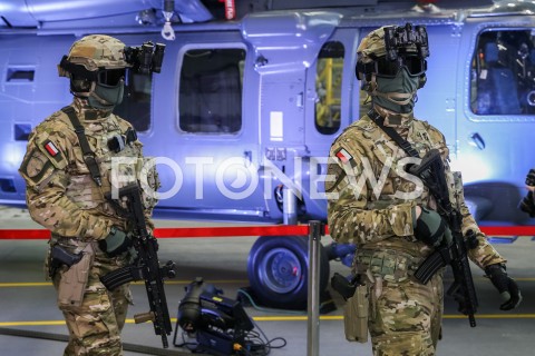  25.01.2019 MIELEC <br />PODPISANIE UMOWY NA ZAKUP CZTERECH NOWYCH SMIGLOWCOW BLACK HAWK DLA POLSKIEJ ARMII WYPRODUKOWANYCH PRZEZ POLSKIE ZAKLADY LOTNICZE W MIELCU <br />N/Z ZDJECIE ILUSTRACYJNE ILUSTRANT ZOLNIERZE WOJSKO POLSKIE SLUZBY SPECJALNE<br /> 