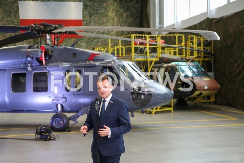  25.01.2019 MIELEC <br />PODPISANIE UMOWY NA ZAKUP CZTERECH NOWYCH SMIGLOWCOW BLACK HAWK DLA POLSKIEJ ARMII WYPRODUKOWANYCH PRZEZ POLSKIE ZAKLADY LOTNICZE W MIELCU <br />N/Z MARIUSZ BLASZCZAK <br /> 