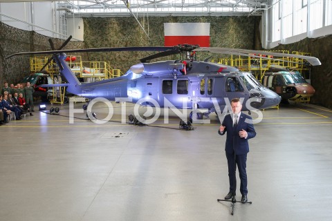  25.01.2019 MIELEC <br />PODPISANIE UMOWY NA ZAKUP CZTERECH NOWYCH SMIGLOWCOW BLACK HAWK DLA POLSKIEJ ARMII WYPRODUKOWANYCH PRZEZ POLSKIE ZAKLADY LOTNICZE W MIELCU <br />N/Z MARIUSZ BLASZCZAK <br /> 