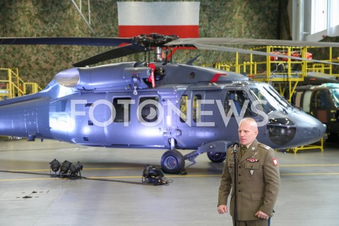  25.01.2019 MIELEC <br />PODPISANIE UMOWY NA ZAKUP CZTERECH NOWYCH SMIGLOWCOW BLACK HAWK DLA POLSKIEJ ARMII WYPRODUKOWANYCH PRZEZ POLSKIE ZAKLADY LOTNICZE W MIELCU <br />N/Z SLAWOMIR DRUNOWICZ DOWODCA WOJSK SPECJALNYCH<br /> 
