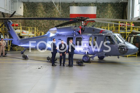  25.01.2019 MIELEC <br />PODPISANIE UMOWY NA ZAKUP CZTERECH NOWYCH SMIGLOWCOW BLACK HAWK DLA POLSKIEJ ARMII WYPRODUKOWANYCH PRZEZ POLSKIE ZAKLADY LOTNICZE W MIELCU <br />N/Z PREMIER MATEUSZ MORAWIECKI MARIUSZ BLASZCZAK JANUSZ ZAKRECKI ( PREZES PZL MIELEC ) <br /> 