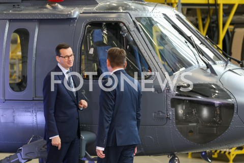  25.01.2019 MIELEC <br />PODPISANIE UMOWY NA ZAKUP CZTERECH NOWYCH SMIGLOWCOW BLACK HAWK DLA POLSKIEJ ARMII WYPRODUKOWANYCH PRZEZ POLSKIE ZAKLADY LOTNICZE W MIELCU <br />N/Z PREMIER MATEUSZ MORAWIECKI MARIUSZ BLASZCZAK <br /> 