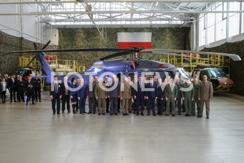  25.01.2019 MIELEC <br />PODPISANIE UMOWY NA ZAKUP CZTERECH NOWYCH SMIGLOWCOW BLACK HAWK DLA POLSKIEJ ARMII WYPRODUKOWANYCH PRZEZ POLSKIE ZAKLADY LOTNICZE W MIELCU <br />N/Z PREMIER MATEUSZ MORAWIECKI MARIUSZ BLASZCZAK JANUSZ ZAKRECKI TOMASZ POREBA ZDJECIE GRUPOWE GROUP PHOTO FAMILY PHOTO<br /> 
