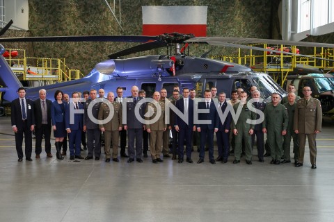  25.01.2019 MIELEC <br />PODPISANIE UMOWY NA ZAKUP CZTERECH NOWYCH SMIGLOWCOW BLACK HAWK DLA POLSKIEJ ARMII WYPRODUKOWANYCH PRZEZ POLSKIE ZAKLADY LOTNICZE W MIELCU <br />N/Z PREMIER MATEUSZ MORAWIECKI MARIUSZ BLASZCZAK JANUSZ ZAKRECKI TOMASZ POREBA ZDJECIE GRUPOWE GROUP PHOTO FAMILY PHOTO<br /> 
