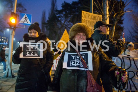  2601.2019 GDANSK<br />PIKIETA POD SIEDZIBA TELEWIZJI POLSKIEJ W GDANSKU POD HASLEM ZADAMY ZMIAN W TVP<br />N/Z KOBIETY Z TRANSPARENTAMI TVP LZE<br /> 