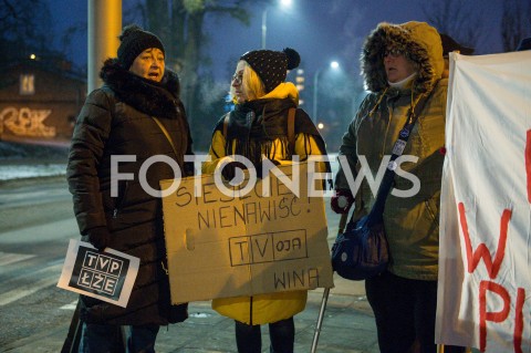  2601.2019 GDANSK<br />PIKIETA POD SIEDZIBA TELEWIZJI POLSKIEJ W GDANSKU POD HASLEM ZADAMY ZMIAN W TVP<br />N/Z TRANSPARENTY SIEJECIE NIENAWISC TVOJA WINA<br /> 